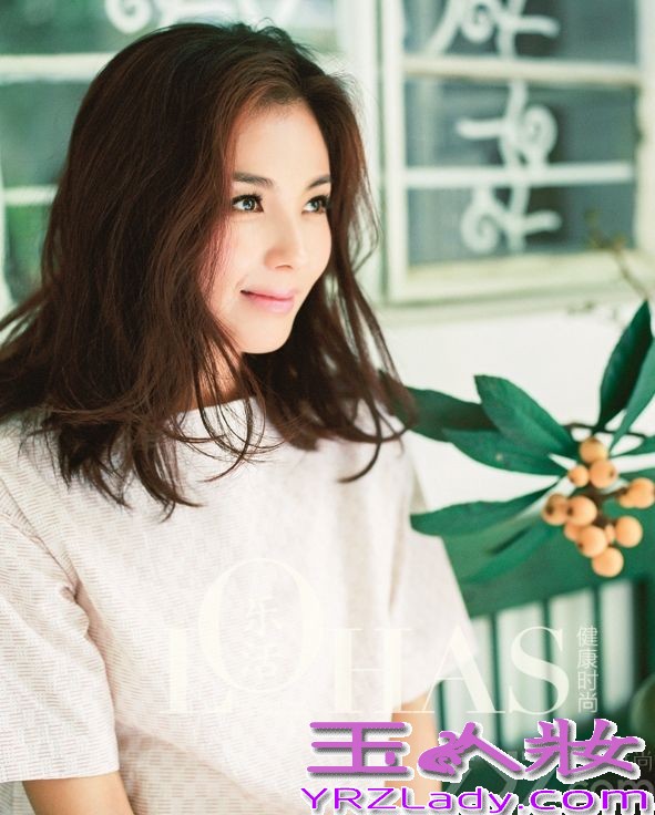 近日，刘涛登上封面，为杂志拍摄一组清新写真。简单大气的妆容，展露出招牌笑容，仿佛炎炎夏日里的一丝清风，沁人心脾。
刘涛身着浅色格子衫搭配白色长裙，一袭长发披肩，倚座在长椅上，与鲜花和水果相伴，天使般温柔恬静，令人心旷神怡。另一张写真中，刘涛以短袖花纹衫示人，手托茶杯坐在餐桌前，露出招牌温暖笑容，优雅大气，给人以美的享受，让人们在忙碌喧嚣的城市中，可以享受到片刻的宁静，感染力十足。