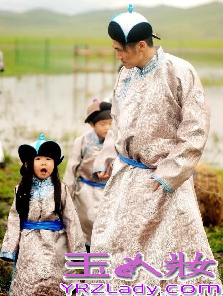 《爸爸去哪儿》第二季第四站来到了内蒙古呼伦贝尔草原。尽管全国各地均已开启“烧烤”模式，但大草原上的气温却是格外的凉爽——老爸萌娃们纷纷穿起了厚厚的民族传统棉袍。