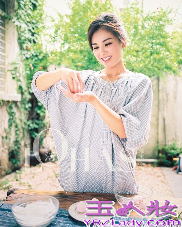 近日，刘涛登上封面，为杂志拍摄一组清新写真。简单大气的妆容，展露出招牌笑容，仿佛炎炎夏日里的一丝清风，沁人心脾。
刘涛身着浅色格子衫搭配白色长裙，一袭长发披肩，倚座在长椅上，与鲜花和水果相伴，天使般温柔恬静，令人心旷神怡。另一张写真中，刘涛以短袖花纹衫示人，手托茶杯坐在餐桌前，露出招牌温暖笑容，优雅大气，给人以美的享受，让人们在忙碌喧嚣的城市中，可以享受到片刻的宁静，感染力十足。