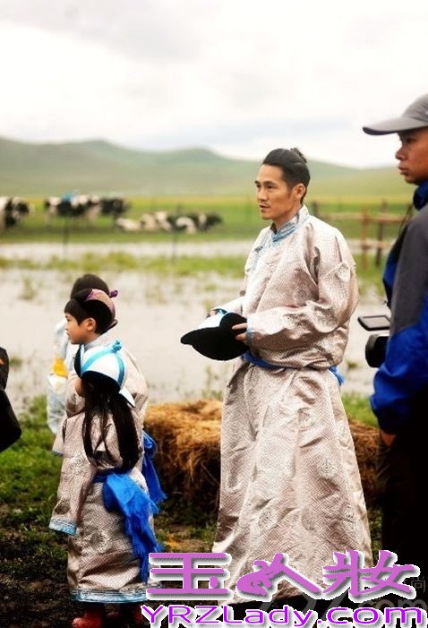《爸爸去哪儿》第二季第四站来到了内蒙古呼伦贝尔草原。尽管全国各地均已开启“烧烤”模式，但大草原上的气温却是格外的凉爽——老爸萌娃们纷纷穿起了厚厚的民族传统棉袍。