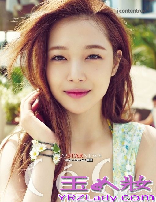 近日，fx组合成员的雪莉为了代言某知名旅行包拍摄了一组画报写真图片，此次拍摄目的来到了夏威夷，画报中雪莉化身为度假少女，穿着各色不一样的度假服饰，可活泼甜美又可知性优雅的多种写真画面，让众多粉丝直呼：美呆了！