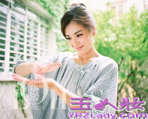 近日，刘涛登上封面，为杂志拍摄一组清新写真。简单大气的妆容，展露出招牌笑容，仿佛炎炎夏日里的一丝清风，沁人心脾。
刘涛身着浅色格子衫搭配白色长裙，一袭长发披肩，倚座在长椅上，与鲜花和水果相伴，天使般温柔恬静，令人心旷神怡。另一张写真中，刘涛以短袖花纹衫示人，手托茶杯坐在餐桌前，露出招牌温暖笑容，优雅大气，给人以美的享受，让人们在忙碌喧嚣的城市中，可以享受到片刻的宁静，感染力十足。