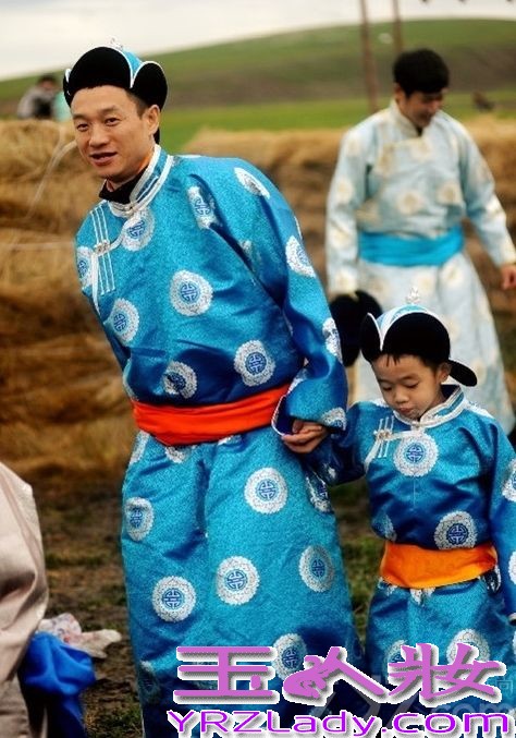 《爸爸去哪儿》第二季第四站来到了内蒙古呼伦贝尔草原。尽管全国各地均已开启“烧烤”模式，但大草原上的气温却是格外的凉爽——老爸萌娃们纷纷穿起了厚厚的民族传统棉袍。