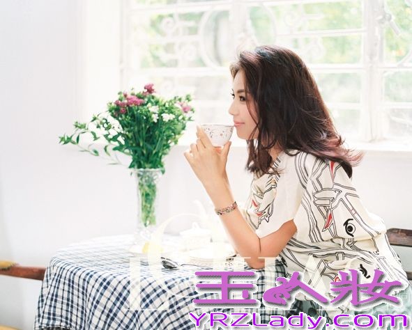 近日，刘涛登上封面，为杂志拍摄一组清新写真。简单大气的妆容，展露出招牌笑容，仿佛炎炎夏日里的一丝清风，沁人心脾。
刘涛身着浅色格子衫搭配白色长裙，一袭长发披肩，倚座在长椅上，与鲜花和水果相伴，天使般温柔恬静，令人心旷神怡。另一张写真中，刘涛以短袖花纹衫示人，手托茶杯坐在餐桌前，露出招牌温暖笑容，优雅大气，给人以美的享受，让人们在忙碌喧嚣的城市中，可以享受到片刻的宁静，感染力十足。