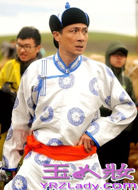 《爸爸去哪儿》第二季第四站来到了内蒙古呼伦贝尔草原。尽管全国各地均已开启“烧烤”模式，但大草原上的气温却是格外的凉爽——老爸萌娃们纷纷穿起了厚厚的民族传统棉袍。