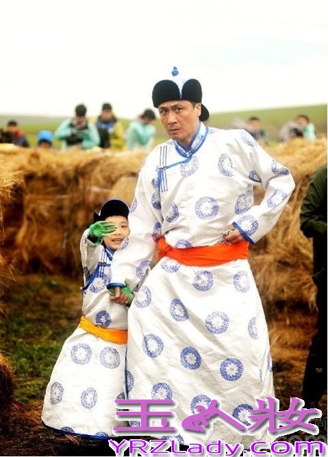 《爸爸去哪儿》第二季第四站来到了内蒙古呼伦贝尔草原。尽管全国各地均已开启“烧烤”模式，但大草原上的气温却是格外的凉爽——老爸萌娃们纷纷穿起了厚厚的民族传统棉袍。