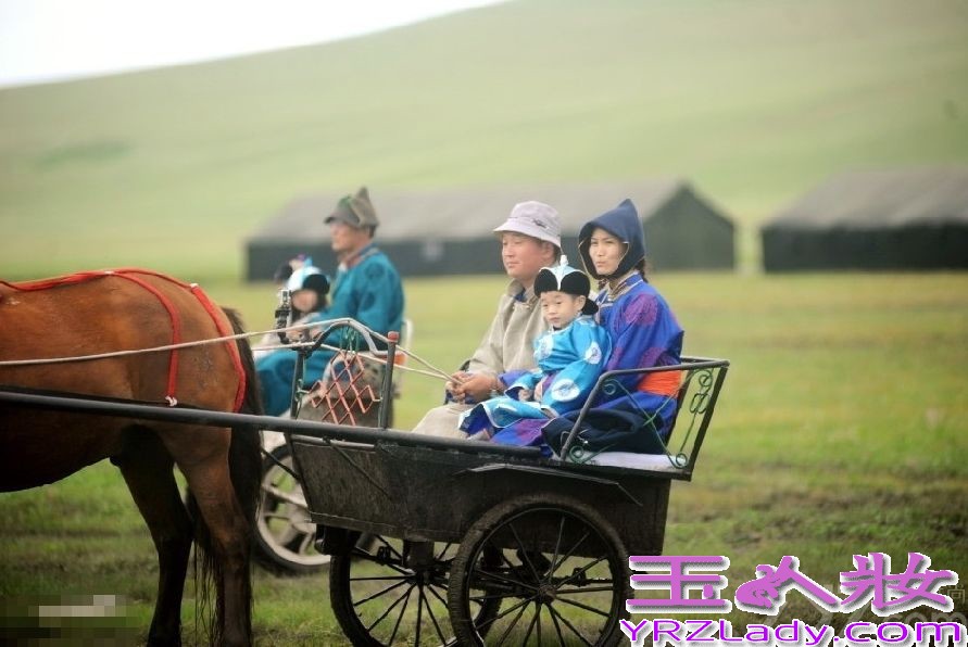 《爸爸去哪儿》第二季第四站来到了内蒙古呼伦贝尔草原。尽管全国各地均已开启“烧烤”模式，但大草原上的气温却是格外的凉爽——老爸萌娃们纷纷穿起了厚厚的民族传统棉袍。