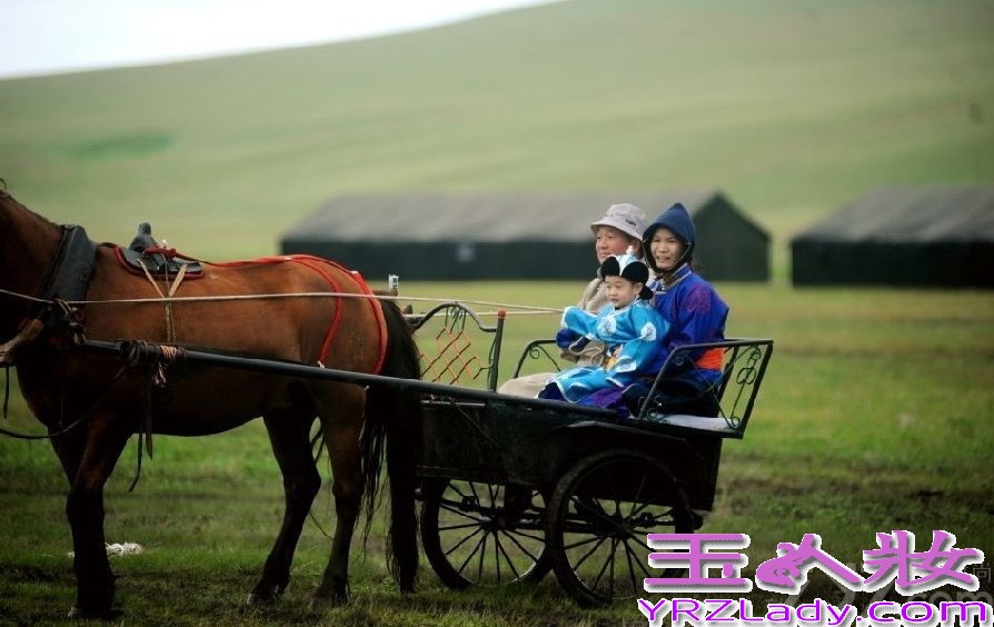 《爸爸去哪儿》第二季第四站来到了内蒙古呼伦贝尔草原。尽管全国各地均已开启“烧烤”模式，但大草原上的气温却是格外的凉爽——老爸萌娃们纷纷穿起了厚厚的民族传统棉袍。