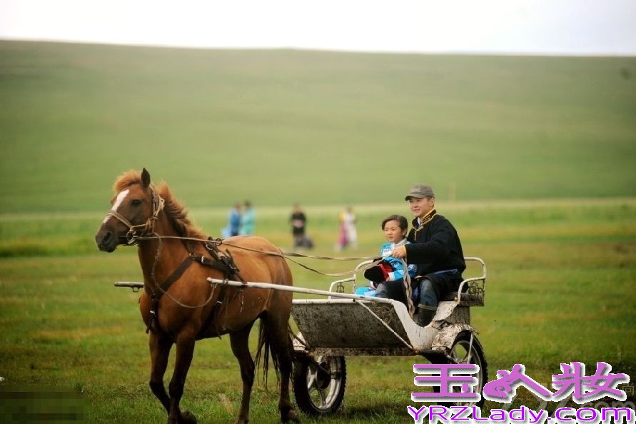 《爸爸去哪儿》第二季第四站来到了内蒙古呼伦贝尔草原。尽管全国各地均已开启“烧烤”模式，但大草原上的气温却是格外的凉爽——老爸萌娃们纷纷穿起了厚厚的民族传统棉袍。