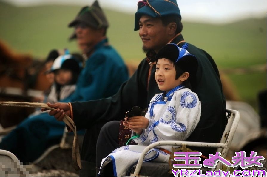 《爸爸去哪儿》第二季第四站来到了内蒙古呼伦贝尔草原。尽管全国各地均已开启“烧烤”模式，但大草原上的气温却是格外的凉爽——老爸萌娃们纷纷穿起了厚厚的民族传统棉袍。