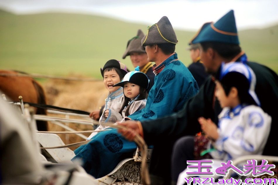 《爸爸去哪儿》第二季第四站来到了内蒙古呼伦贝尔草原。尽管全国各地均已开启“烧烤”模式，但大草原上的气温却是格外的凉爽——老爸萌娃们纷纷穿起了厚厚的民族传统棉袍。