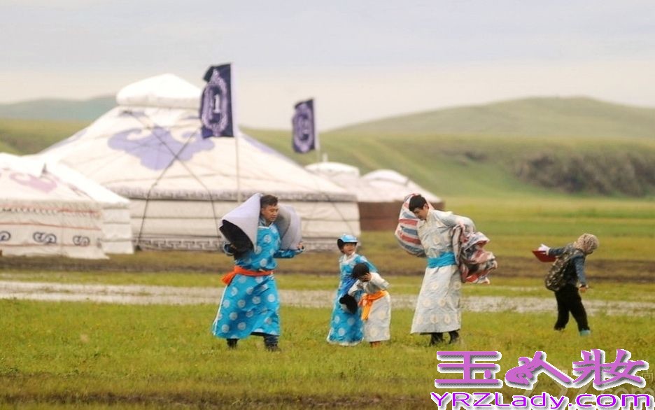 《爸爸去哪儿》第二季第四站来到了内蒙古呼伦贝尔草原。尽管全国各地均已开启“烧烤”模式，但大草原上的气温却是格外的凉爽——老爸萌娃们纷纷穿起了厚厚的民族传统棉袍。
