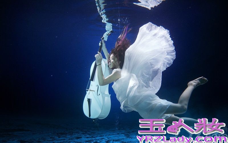 近日，国内娱乐新星90后“氧气女生”裴紫绮因新微电影拍摄补拍水下镜头。整组拍摄在水下完成，感冒多天的裴紫绮带病上阵，白色连衣纱裙展露出完曼妙身姿，化身梦幻精灵，结合纯白大提琴尽显艺术范。
据介绍，当天拍摄因为拍摄场地有时间要求的特殊原因，只能在深夜开拍，裴紫绮整整一个通宵都不得不泡在水里完成整支宣传片的拍摄。然而裴紫绮并不会游泳，现场配有张艺谋影片御用救生员，初次下水的裴紫绮挑战巨大，据爆料被其经纪人强行带入水，潜至水下5米深水，导演要求裴紫绮按脚本做出各种动作，因拍摄时间较长，多次长时间憋气，因此数次呛到险溺水，但仍在巨大水压下坚持高难度拍摄并作出各种表情与动作。
拍摄后裴紫绮更是冒深夜寒风亲自给剧组人员买便当，餐后与导演一起看片子，发现有不满意的地方，立即下水重拍直到筋疲力尽。因此现场工作人员与导演都盛赞裴紫绮敬业，年纪如此小的艺人能这样实属难得。据爆料，裴紫绮最新影视新作，音乐微电影《紫色的夜》即将与新专辑同步上线，裴紫绮首度音乐、影视联手出击，跨领域多栖发展引网友热议。
