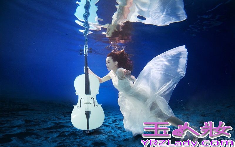 近日，国内娱乐新星90后“氧气女生”裴紫绮因新微电影拍摄补拍水下镜头。整组拍摄在水下完成，感冒多天的裴紫绮带病上阵，白色连衣纱裙展露出完曼妙身姿，化身梦幻精灵，结合纯白大提琴尽显艺术范。
据介绍，当天拍摄因为拍摄场地有时间要求的特殊原因，只能在深夜开拍，裴紫绮整整一个通宵都不得不泡在水里完成整支宣传片的拍摄。然而裴紫绮并不会游泳，现场配有张艺谋影片御用救生员，初次下水的裴紫绮挑战巨大，据爆料被其经纪人强行带入水，潜至水下5米深水，导演要求裴紫绮按脚本做出各种动作，因拍摄时间较长，多次长时间憋气，因此数次呛到险溺水，但仍在巨大水压下坚持高难度拍摄并作出各种表情与动作。
拍摄后裴紫绮更是冒深夜寒风亲自给剧组人员买便当，餐后与导演一起看片子，发现有不满意的地方，立即下水重拍直到筋疲力尽。因此现场工作人员与导演都盛赞裴紫绮敬业，年纪如此小的艺人能这样实属难得。据爆料，裴紫绮最新影视新作，音乐微电影《紫色的夜》即将与新专辑同步上线，裴紫绮首度音乐、影视联手出击，跨领域多栖发展引网友热议。
