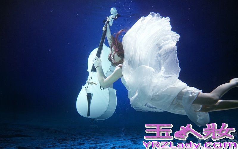 近日，国内娱乐新星90后“氧气女生”裴紫绮因新微电影拍摄补拍水下镜头。整组拍摄在水下完成，感冒多天的裴紫绮带病上阵，白色连衣纱裙展露出完曼妙身姿，化身梦幻精灵，结合纯白大提琴尽显艺术范。
据介绍，当天拍摄因为拍摄场地有时间要求的特殊原因，只能在深夜开拍，裴紫绮整整一个通宵都不得不泡在水里完成整支宣传片的拍摄。然而裴紫绮并不会游泳，现场配有张艺谋影片御用救生员，初次下水的裴紫绮挑战巨大，据爆料被其经纪人强行带入水，潜至水下5米深水，导演要求裴紫绮按脚本做出各种动作，因拍摄时间较长，多次长时间憋气，因此数次呛到险溺水，但仍在巨大水压下坚持高难度拍摄并作出各种表情与动作。
拍摄后裴紫绮更是冒深夜寒风亲自给剧组人员买便当，餐后与导演一起看片子，发现有不满意的地方，立即下水重拍直到筋疲力尽。因此现场工作人员与导演都盛赞裴紫绮敬业，年纪如此小的艺人能这样实属难得。据爆料，裴紫绮最新影视新作，音乐微电影《紫色的夜》即将与新专辑同步上线，裴紫绮首度音乐、影视联手出击，跨领域多栖发展引网友热议。
