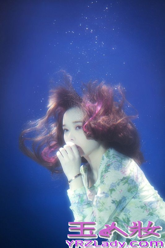 近日，国内娱乐新星90后“氧气女生”裴紫绮因新微电影拍摄补拍水下镜头。整组拍摄在水下完成，感冒多天的裴紫绮带病上阵，白色连衣纱裙展露出完曼妙身姿，化身梦幻精灵，结合纯白大提琴尽显艺术范。
据介绍，当天拍摄因为拍摄场地有时间要求的特殊原因，只能在深夜开拍，裴紫绮整整一个通宵都不得不泡在水里完成整支宣传片的拍摄。然而裴紫绮并不会游泳，现场配有张艺谋影片御用救生员，初次下水的裴紫绮挑战巨大，据爆料被其经纪人强行带入水，潜至水下5米深水，导演要求裴紫绮按脚本做出各种动作，因拍摄时间较长，多次长时间憋气，因此数次呛到险溺水，但仍在巨大水压下坚持高难度拍摄并作出各种表情与动作。
拍摄后裴紫绮更是冒深夜寒风亲自给剧组人员买便当，餐后与导演一起看片子，发现有不满意的地方，立即下水重拍直到筋疲力尽。因此现场工作人员与导演都盛赞裴紫绮敬业，年纪如此小的艺人能这样实属难得。据爆料，裴紫绮最新影视新作，音乐微电影《紫色的夜》即将与新专辑同步上线，裴紫绮首度音乐、影视联手出击，跨领域多栖发展引网友热议。
