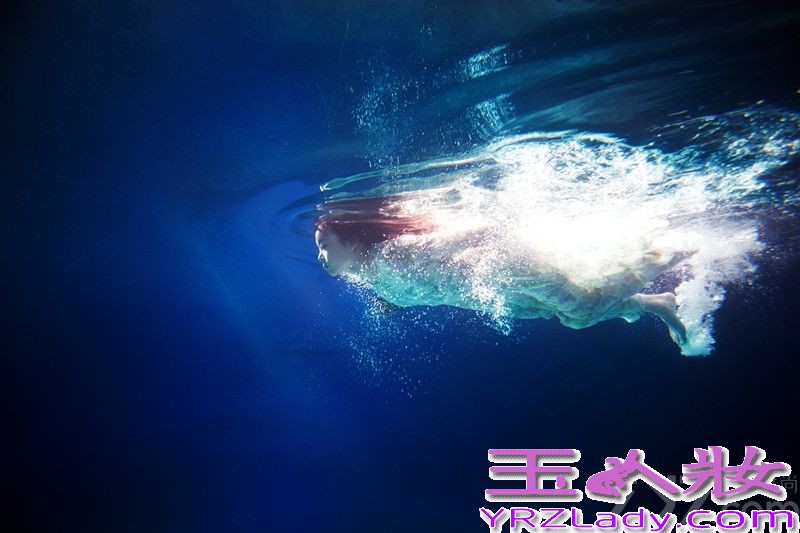 近日，国内娱乐新星90后“氧气女生”裴紫绮因新微电影拍摄补拍水下镜头。整组拍摄在水下完成，感冒多天的裴紫绮带病上阵，白色连衣纱裙展露出完曼妙身姿，化身梦幻精灵，结合纯白大提琴尽显艺术范。
据介绍，当天拍摄因为拍摄场地有时间要求的特殊原因，只能在深夜开拍，裴紫绮整整一个通宵都不得不泡在水里完成整支宣传片的拍摄。然而裴紫绮并不会游泳，现场配有张艺谋影片御用救生员，初次下水的裴紫绮挑战巨大，据爆料被其经纪人强行带入水，潜至水下5米深水，导演要求裴紫绮按脚本做出各种动作，因拍摄时间较长，多次长时间憋气，因此数次呛到险溺水，但仍在巨大水压下坚持高难度拍摄并作出各种表情与动作。
拍摄后裴紫绮更是冒深夜寒风亲自给剧组人员买便当，餐后与导演一起看片子，发现有不满意的地方，立即下水重拍直到筋疲力尽。因此现场工作人员与导演都盛赞裴紫绮敬业，年纪如此小的艺人能这样实属难得。据爆料，裴紫绮最新影视新作，音乐微电影《紫色的夜》即将与新专辑同步上线，裴紫绮首度音乐、影视联手出击，跨领域多栖发展引网友热议。
