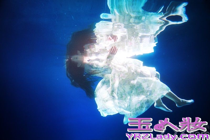 近日，国内娱乐新星90后“氧气女生”裴紫绮因新微电影拍摄补拍水下镜头。整组拍摄在水下完成，感冒多天的裴紫绮带病上阵，白色连衣纱裙展露出完曼妙身姿，化身梦幻精灵，结合纯白大提琴尽显艺术范。
据介绍，当天拍摄因为拍摄场地有时间要求的特殊原因，只能在深夜开拍，裴紫绮整整一个通宵都不得不泡在水里完成整支宣传片的拍摄。然而裴紫绮并不会游泳，现场配有张艺谋影片御用救生员，初次下水的裴紫绮挑战巨大，据爆料被其经纪人强行带入水，潜至水下5米深水，导演要求裴紫绮按脚本做出各种动作，因拍摄时间较长，多次长时间憋气，因此数次呛到险溺水，但仍在巨大水压下坚持高难度拍摄并作出各种表情与动作。
拍摄后裴紫绮更是冒深夜寒风亲自给剧组人员买便当，餐后与导演一起看片子，发现有不满意的地方，立即下水重拍直到筋疲力尽。因此现场工作人员与导演都盛赞裴紫绮敬业，年纪如此小的艺人能这样实属难得。据爆料，裴紫绮最新影视新作，音乐微电影《紫色的夜》即将与新专辑同步上线，裴紫绮首度音乐、影视联手出击，跨领域多栖发展引网友热议。
