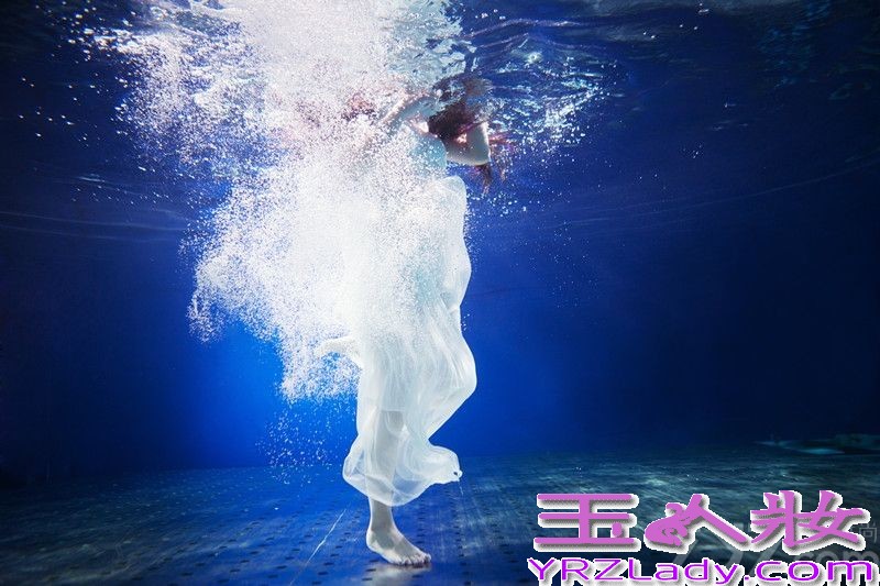 近日，国内娱乐新星90后“氧气女生”裴紫绮因新微电影拍摄补拍水下镜头。整组拍摄在水下完成，感冒多天的裴紫绮带病上阵，白色连衣纱裙展露出完曼妙身姿，化身梦幻精灵，结合纯白大提琴尽显艺术范。
据介绍，当天拍摄因为拍摄场地有时间要求的特殊原因，只能在深夜开拍，裴紫绮整整一个通宵都不得不泡在水里完成整支宣传片的拍摄。然而裴紫绮并不会游泳，现场配有张艺谋影片御用救生员，初次下水的裴紫绮挑战巨大，据爆料被其经纪人强行带入水，潜至水下5米深水，导演要求裴紫绮按脚本做出各种动作，因拍摄时间较长，多次长时间憋气，因此数次呛到险溺水，但仍在巨大水压下坚持高难度拍摄并作出各种表情与动作。
拍摄后裴紫绮更是冒深夜寒风亲自给剧组人员买便当，餐后与导演一起看片子，发现有不满意的地方，立即下水重拍直到筋疲力尽。因此现场工作人员与导演都盛赞裴紫绮敬业，年纪如此小的艺人能这样实属难得。据爆料，裴紫绮最新影视新作，音乐微电影《紫色的夜》即将与新专辑同步上线，裴紫绮首度音乐、影视联手出击，跨领域多栖发展引网友热议。
