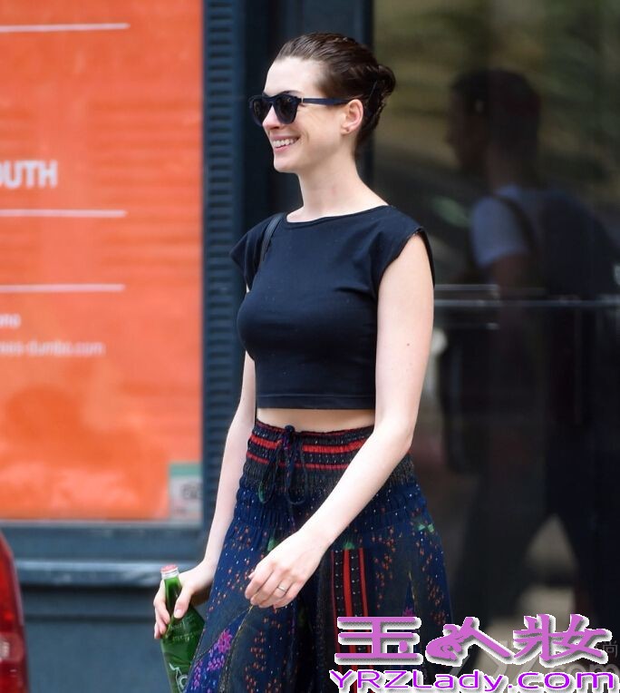 当地时间6号，安妮-海瑟薇身穿一袭具有名族风魅力的服饰出街，上身一件黑色T恤，搭配上一条名族风的哈伦裤，整个服饰的装扮充满随性与休闲气息，加上大墨镜，让海瑟薇变得更有神秘感，不时对前来拍照的记者微笑，超有亲和力的印象，深受不少粉丝的喜爱。