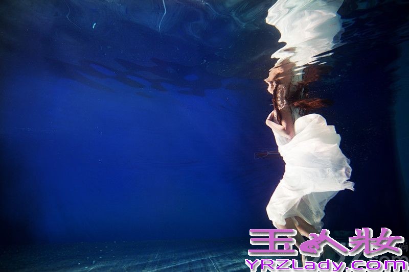 近日，国内娱乐新星90后“氧气女生”裴紫绮因新微电影拍摄补拍水下镜头。整组拍摄在水下完成，感冒多天的裴紫绮带病上阵，白色连衣纱裙展露出完曼妙身姿，化身梦幻精灵，结合纯白大提琴尽显艺术范。
据介绍，当天拍摄因为拍摄场地有时间要求的特殊原因，只能在深夜开拍，裴紫绮整整一个通宵都不得不泡在水里完成整支宣传片的拍摄。然而裴紫绮并不会游泳，现场配有张艺谋影片御用救生员，初次下水的裴紫绮挑战巨大，据爆料被其经纪人强行带入水，潜至水下5米深水，导演要求裴紫绮按脚本做出各种动作，因拍摄时间较长，多次长时间憋气，因此数次呛到险溺水，但仍在巨大水压下坚持高难度拍摄并作出各种表情与动作。
拍摄后裴紫绮更是冒深夜寒风亲自给剧组人员买便当，餐后与导演一起看片子，发现有不满意的地方，立即下水重拍直到筋疲力尽。因此现场工作人员与导演都盛赞裴紫绮敬业，年纪如此小的艺人能这样实属难得。据爆料，裴紫绮最新影视新作，音乐微电影《紫色的夜》即将与新专辑同步上线，裴紫绮首度音乐、影视联手出击，跨领域多栖发展引网友热议。
