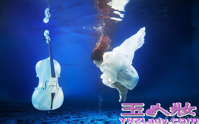 近日，国内娱乐新星90后“氧气女生”裴紫绮因新微电影拍摄补拍水下镜头。整组拍摄在水下完成，感冒多天的裴紫绮带病上阵，白色连衣纱裙展露出完曼妙身姿，化身梦幻精灵，结合纯白大提琴尽显艺术范。
据介绍，当天拍摄因为拍摄场地有时间要求的特殊原因，只能在深夜开拍，裴紫绮整整一个通宵都不得不泡在水里完成整支宣传片的拍摄。然而裴紫绮并不会游泳，现场配有张艺谋影片御用救生员，初次下水的裴紫绮挑战巨大，据爆料被其经纪人强行带入水，潜至水下5米深水，导演要求裴紫绮按脚本做出各种动作，因拍摄时间较长，多次长时间憋气，因此数次呛到险溺水，但仍在巨大水压下坚持高难度拍摄并作出各种表情与动作。
拍摄后裴紫绮更是冒深夜寒风亲自给剧组人员买便当，餐后与导演一起看片子，发现有不满意的地方，立即下水重拍直到筋疲力尽。因此现场工作人员与导演都盛赞裴紫绮敬业，年纪如此小的艺人能这样实属难得。据爆料，裴紫绮最新影视新作，音乐微电影《紫色的夜》即将与新专辑同步上线，裴紫绮首度音乐、影视联手出击，跨领域多栖发展引网友热议。
