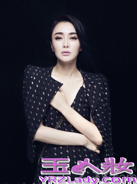 近日，大美妞秦岚为《风尚志》杂志拍摄了一组最新的封面大片，照片中，秦岚一改往日小女人的妩媚娇羞，画上标志性粗眉，换上笔挺职业装，变身“女汉子”，干练利落更显柔情。