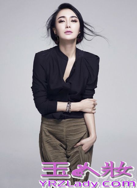 近日，大美妞秦岚为《风尚志》杂志拍摄了一组最新的封面大片，照片中，秦岚一改往日小女人的妩媚娇羞，画上标志性粗眉，换上笔挺职业装，变身“女汉子”，干练利落更显柔情。