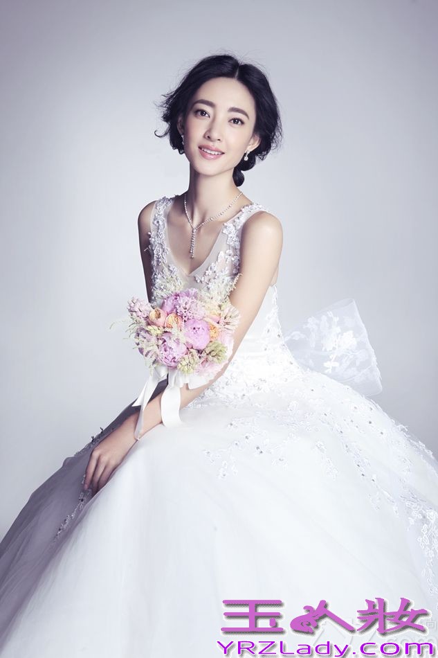 近日，王丽坤为《新娘》杂志拍摄一组封面大片。身着华丽白色婚纱的王丽坤，如同天使般浪漫恬静，纯净优雅。飘逸的婚纱也将王丽坤完美的身段尽展无疑，宛若天仙的微笑惊艳众人。