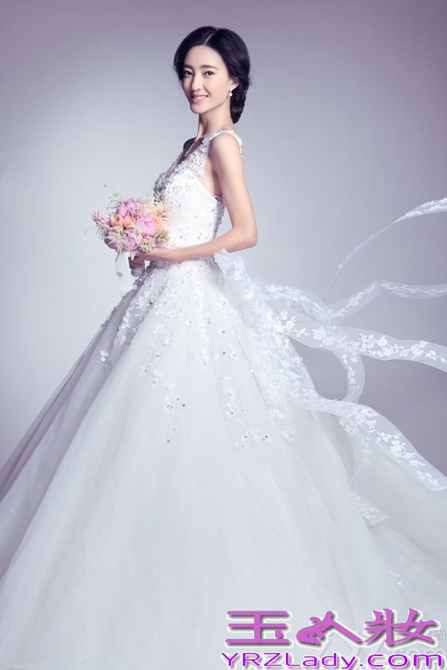 近日，王丽坤为《新娘》杂志拍摄一组封面大片。身着华丽白色婚纱的王丽坤，如同天使般浪漫恬静，纯净优雅。飘逸的婚纱也将王丽坤完美的身段尽展无疑，宛若天仙的微笑惊艳众人。