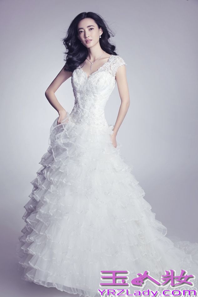 近日，王丽坤为《新娘》杂志拍摄一组封面大片。身着华丽白色婚纱的王丽坤，如同天使般浪漫恬静，纯净优雅。飘逸的婚纱也将王丽坤完美的身段尽展无疑，宛若天仙的微笑惊艳众人。