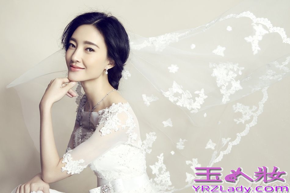 近日，王丽坤为《新娘》杂志拍摄一组封面大片。身着华丽白色婚纱的王丽坤，如同天使般浪漫恬静，纯净优雅。飘逸的婚纱也将王丽坤完美的身段尽展无疑，宛若天仙的微笑惊艳众人。
