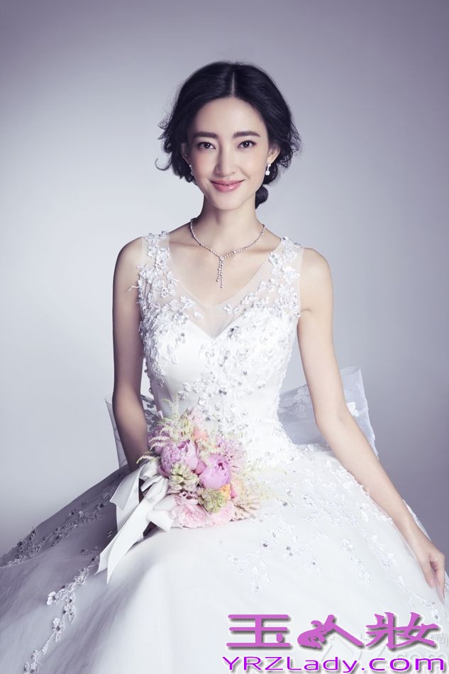近日，王丽坤为《新娘》杂志拍摄一组封面大片。身着华丽白色婚纱的王丽坤，如同天使般浪漫恬静，纯净优雅。飘逸的婚纱也将王丽坤完美的身段尽展无疑，宛若天仙的微笑惊艳众人。