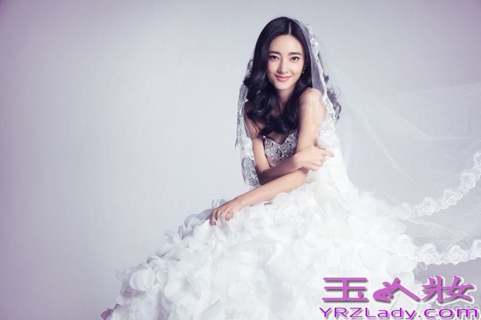 近日，王丽坤为《新娘》杂志拍摄一组封面大片。身着华丽白色婚纱的王丽坤，如同天使般浪漫恬静，纯净优雅。飘逸的婚纱也将王丽坤完美的身段尽展无疑，宛若天仙的微笑惊艳众人。
