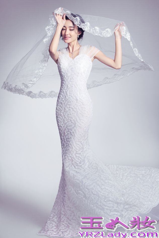 近日，王丽坤为《新娘》杂志拍摄一组封面大片。身着华丽白色婚纱的王丽坤，如同天使般浪漫恬静，纯净优雅。飘逸的婚纱也将王丽坤完美的身段尽展无疑，宛若天仙的微笑惊艳众人。