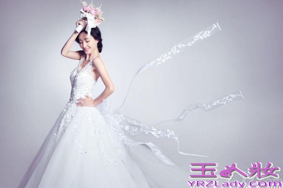 近日，王丽坤为《新娘》杂志拍摄一组封面大片。身着华丽白色婚纱的王丽坤，如同天使般浪漫恬静，纯净优雅。飘逸的婚纱也将王丽坤完美的身段尽展无疑，宛若天仙的微笑惊艳众人。