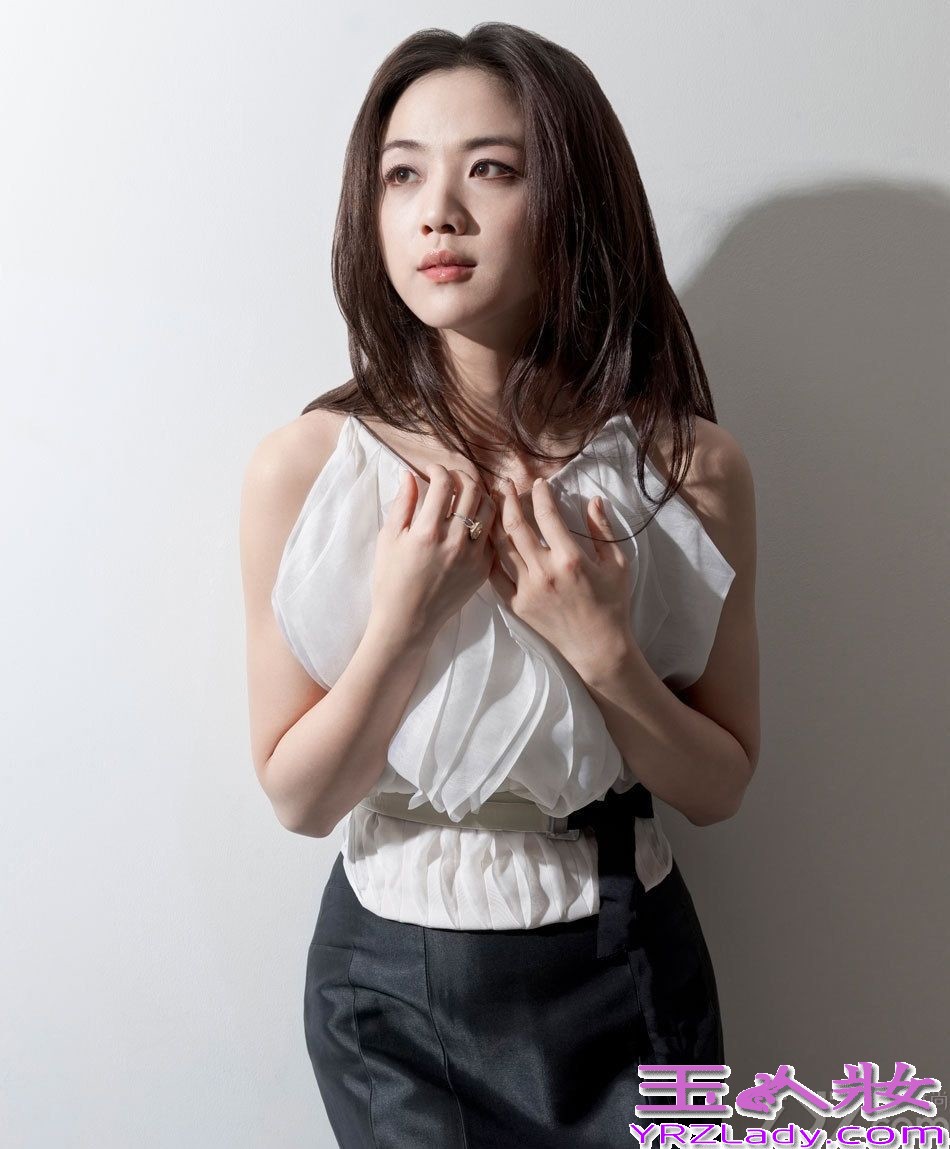 女神汤唯大婚，你心碎了吗？大家都觉得汤唯很美，但是具体的哪里令人惊艳却说不出，五官单独看不是特别美丽，但是放在一起却能令人移不开视线，下面盘点大众女神汤唯性感绝美的瞬间。