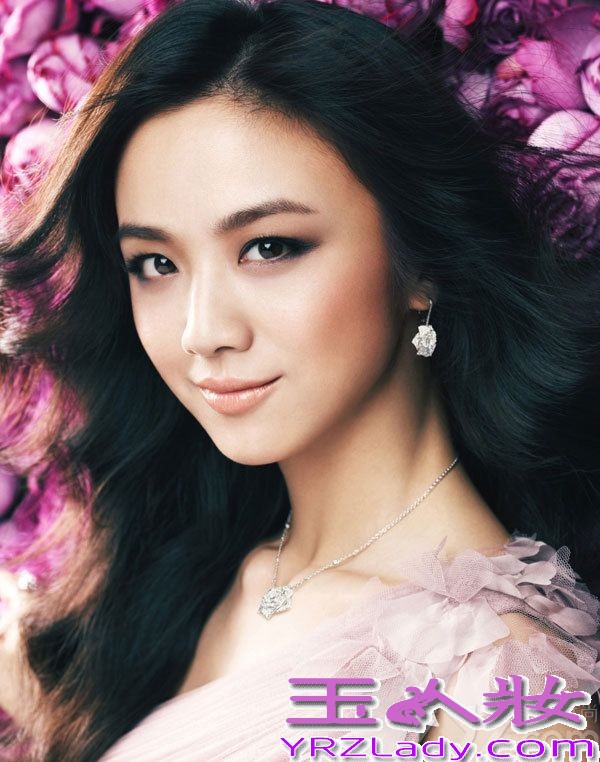 女神汤唯大婚，你心碎了吗？大家都觉得汤唯很美，但是具体的哪里令人惊艳却说不出，五官单独看不是特别美丽，但是放在一起却能令人移不开视线，下面盘点大众女神汤唯性感绝美的瞬间。