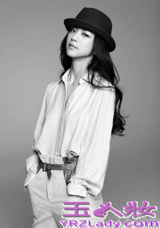 女神汤唯大婚，你心碎了吗？大家都觉得汤唯很美，但是具体的哪里令人惊艳却说不出，五官单独看不是特别美丽，但是放在一起却能令人移不开视线，下面盘点大众女神汤唯性感绝美的瞬间。