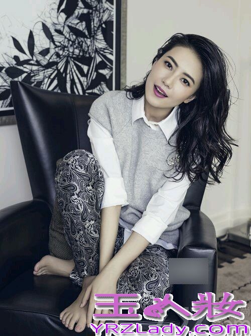 近日，高圆圆登港版Cosmo和ELLE七月刊封面，湿发电眼勾人红唇魅惑。高圆圆红唇妩媚时尚大片，登ELLE七月刊封面超魅惑。