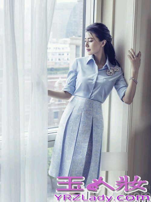 近日，高圆圆登港版Cosmo和ELLE七月刊封面，湿发电眼勾人红唇魅惑。高圆圆红唇妩媚时尚大片，登ELLE七月刊封面超魅惑。