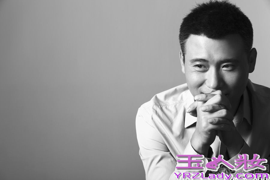 近日，李乃文曝光了一组最新黑白写真大片，他化身时尚萌叔，扮酷卖萌魅力十足，透露出浓浓的熟男气质。同时由他主演的电视剧《结婚前规则》正在北京、四川、云南三大卫视同步播出。李乃文在剧中出演多金有型的广告公司老板周凡，造型多变，俨然一副时尚潮叔范儿。