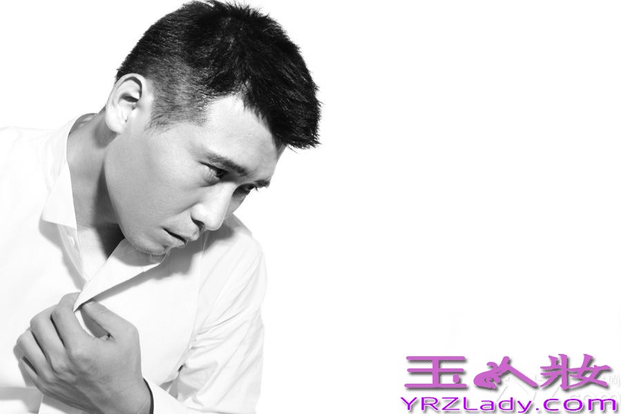 近日，李乃文曝光了一组最新黑白写真大片，他化身时尚萌叔，扮酷卖萌魅力十足，透露出浓浓的熟男气质。同时由他主演的电视剧《结婚前规则》正在北京、四川、云南三大卫视同步播出。李乃文在剧中出演多金有型的广告公司老板周凡，造型多变，俨然一副时尚潮叔范儿。