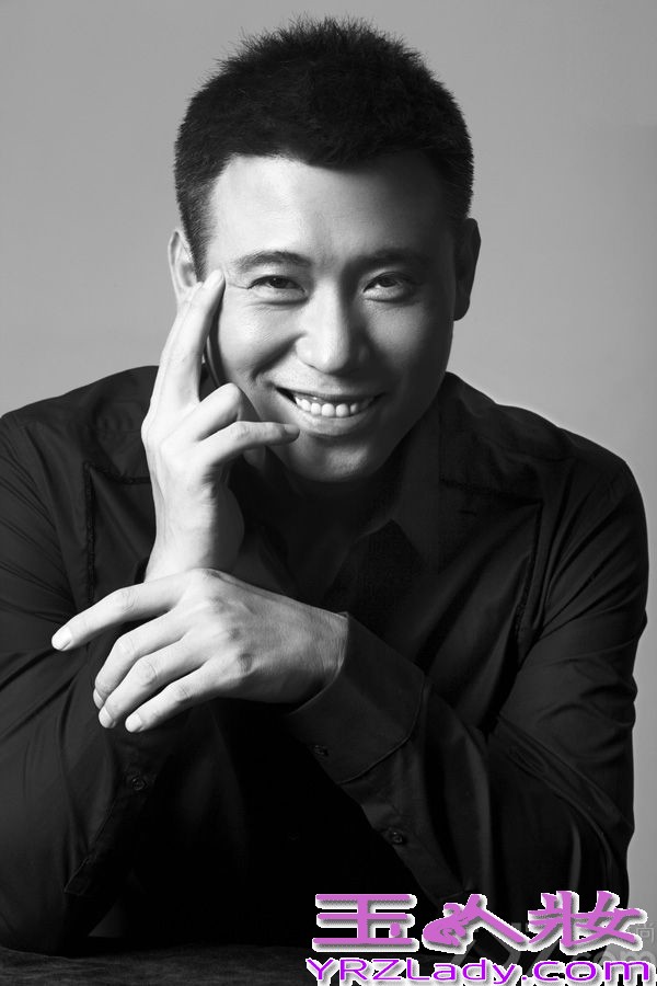 近日，李乃文曝光了一组最新黑白写真大片，他化身时尚萌叔，扮酷卖萌魅力十足，透露出浓浓的熟男气质。同时由他主演的电视剧《结婚前规则》正在北京、四川、云南三大卫视同步播出。李乃文在剧中出演多金有型的广告公司老板周凡，造型多变，俨然一副时尚潮叔范儿。