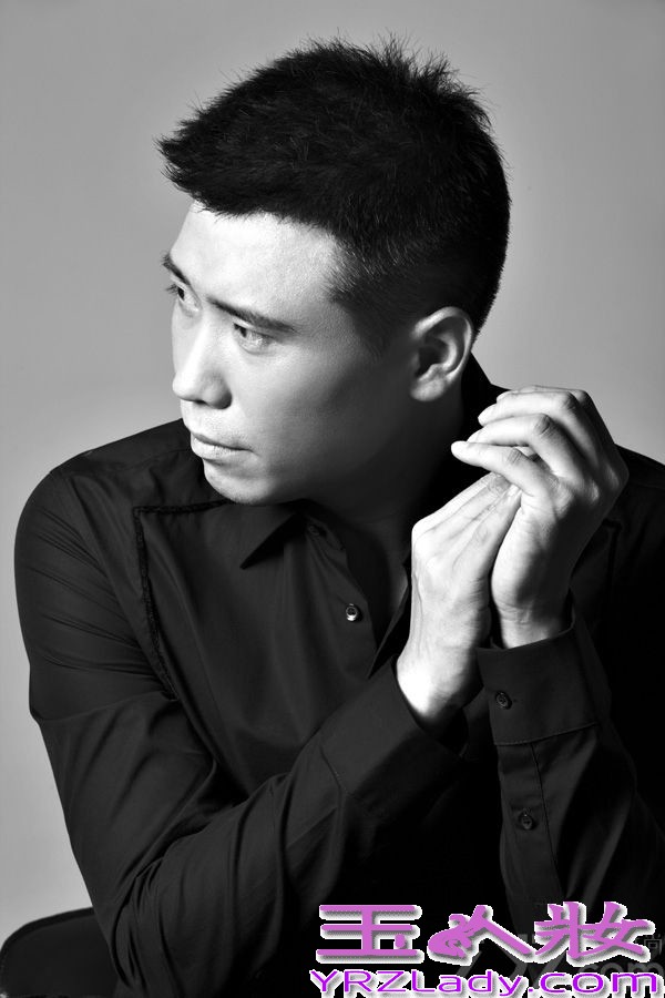 近日，李乃文曝光了一组最新黑白写真大片，他化身时尚萌叔，扮酷卖萌魅力十足，透露出浓浓的熟男气质。同时由他主演的电视剧《结婚前规则》正在北京、四川、云南三大卫视同步播出。李乃文在剧中出演多金有型的广告公司老板周凡，造型多变，俨然一副时尚潮叔范儿。