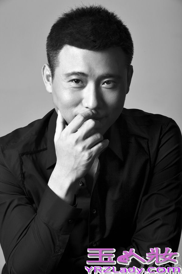 近日，李乃文曝光了一组最新黑白写真大片，他化身时尚萌叔，扮酷卖萌魅力十足，透露出浓浓的熟男气质。同时由他主演的电视剧《结婚前规则》正在北京、四川、云南三大卫视同步播出。李乃文在剧中出演多金有型的广告公司老板周凡，造型多变，俨然一副时尚潮叔范儿。