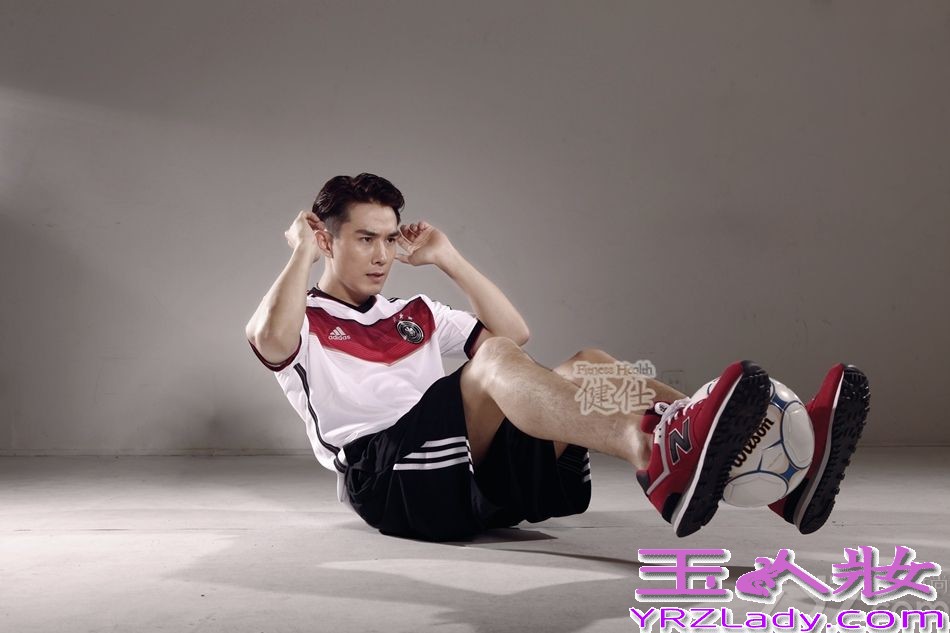 近日，李承铉受邀为某杂志拍摄7月刊封面，一向阳光帅气的他，做为德国队的忠实球迷，为庆祝德国队闯进世界杯决赛，其身穿德国球队队服拍摄写真，并同时用足球教会大家几个简单的健身小技巧。
他建议各位喜欢足球、喜欢运动的朋友们，除了在世界杯期间熬夜看球外，也不要忘记每天合理安排健身，系统化管理自己的身材，这也是爱运动的李承铉一直提倡给大家的运动健康理念。