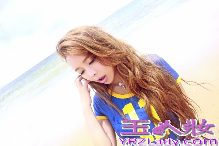 天气转热，比天气更热的话题似乎只有南非世界杯。裴紫绮对足球的不解情缘，从拍摄足球宝贝到爱上足球成为铁杆球迷，让粉丝们除了她的歌声外，了解到了她为足球疯狂的另一面。裴紫绮表示，“这届世界杯，必须是阿根廷队该出手的时候啦！如果说到本届最喜欢的球星，那就是梅西，虽然梅西两届世界杯球荒，8年、98月、2922天，一直没有放弃，终于在本届大放光彩。这份坚持正是我喜欢梅西的主要原因。”