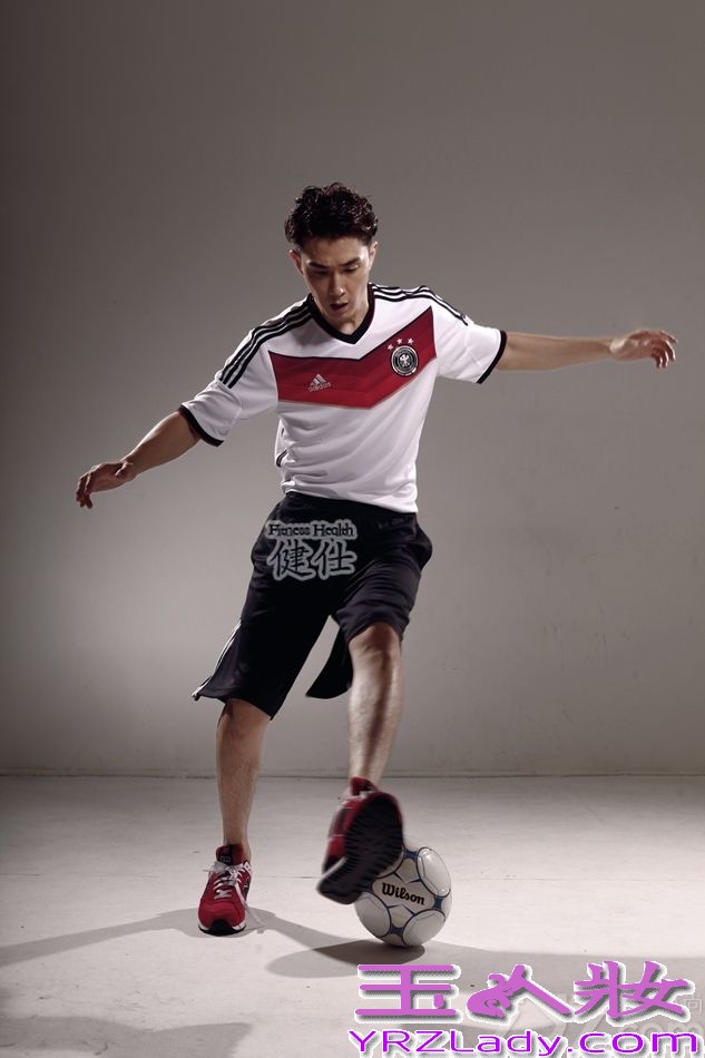 近日，李承铉受邀为某杂志拍摄7月刊封面，一向阳光帅气的他，做为德国队的忠实球迷，为庆祝德国队闯进世界杯决赛，其身穿德国球队队服拍摄写真，并同时用足球教会大家几个简单的健身小技巧。
他建议各位喜欢足球、喜欢运动的朋友们，除了在世界杯期间熬夜看球外，也不要忘记每天合理安排健身，系统化管理自己的身材，这也是爱运动的李承铉一直提倡给大家的运动健康理念。