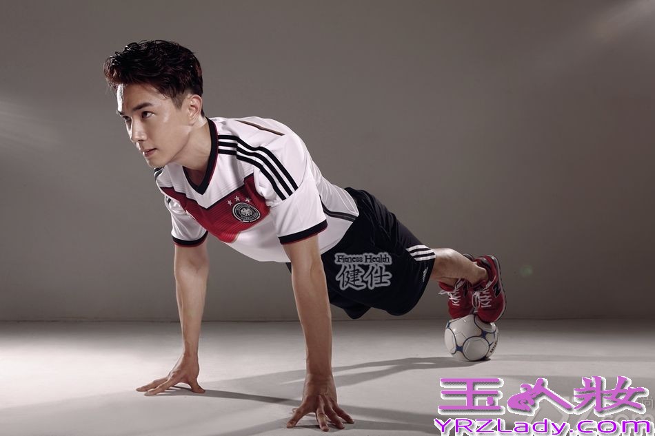 近日，李承铉受邀为某杂志拍摄7月刊封面，一向阳光帅气的他，做为德国队的忠实球迷，为庆祝德国队闯进世界杯决赛，其身穿德国球队队服拍摄写真，并同时用足球教会大家几个简单的健身小技巧。
他建议各位喜欢足球、喜欢运动的朋友们，除了在世界杯期间熬夜看球外，也不要忘记每天合理安排健身，系统化管理自己的身材，这也是爱运动的李承铉一直提倡给大家的运动健康理念。